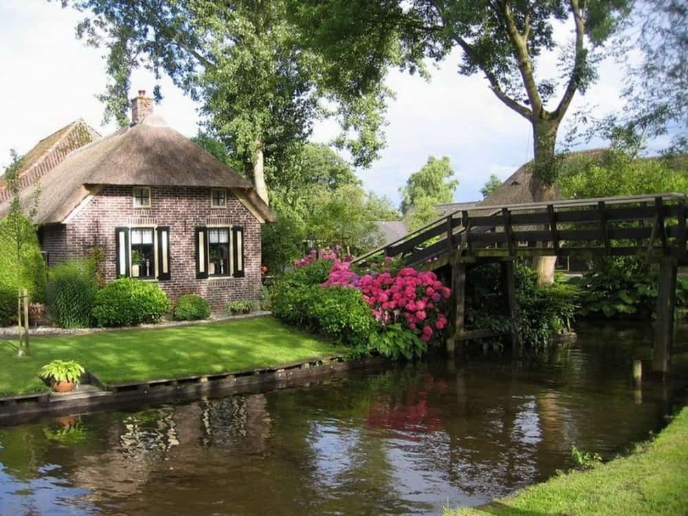 Wanderful village of Giethoorn 12