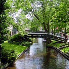 One of the many bridges in Giethoorn