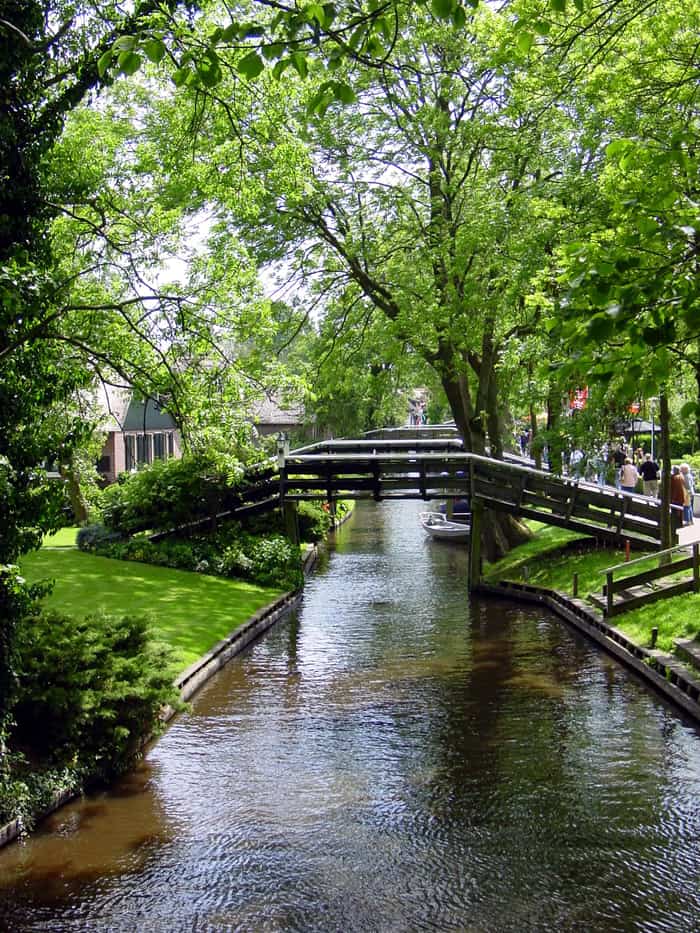 One of the many bridges in Giethoorn