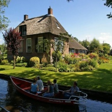 Giethoorn means ’the horn of goats.’