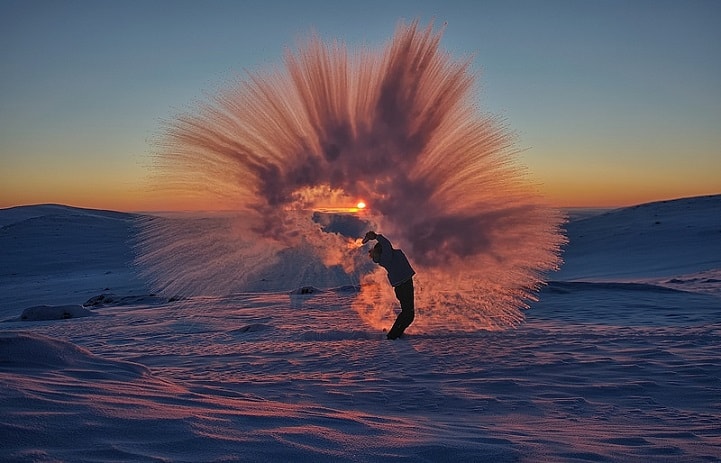 Pouring hot tea at -40°C