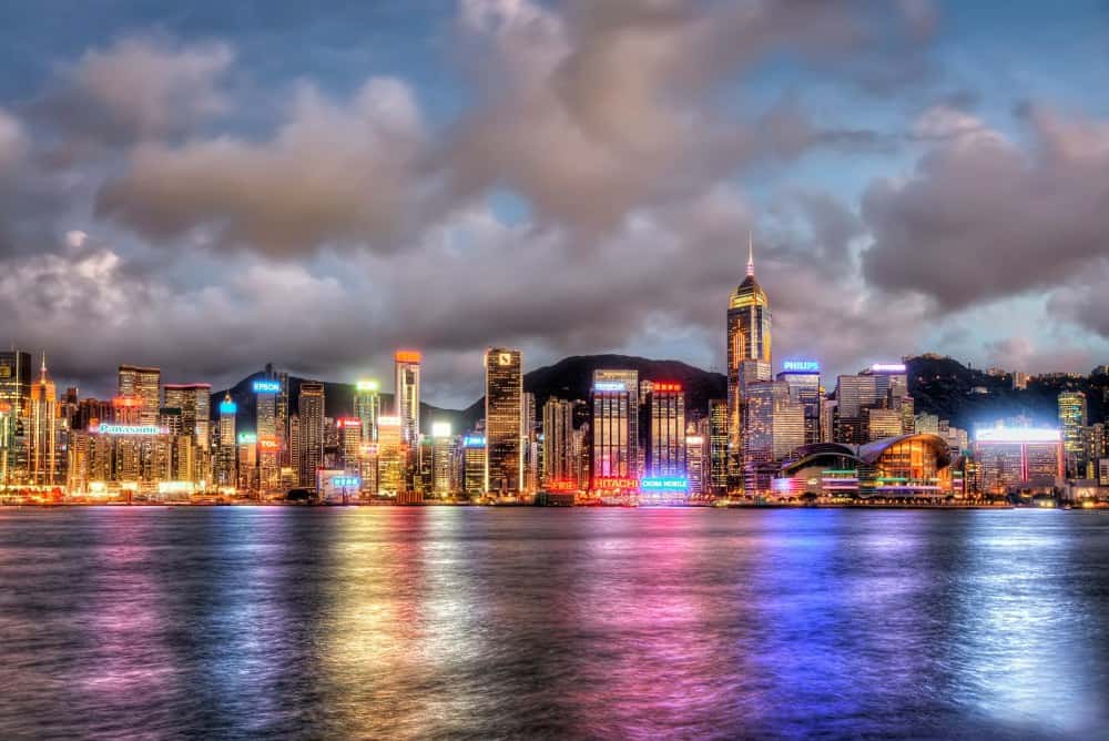 Hong Kong's colors appear at night, as it's not painting that makes it so vivid, but its neon signs. Hong Kong is the neon signs world's capital!