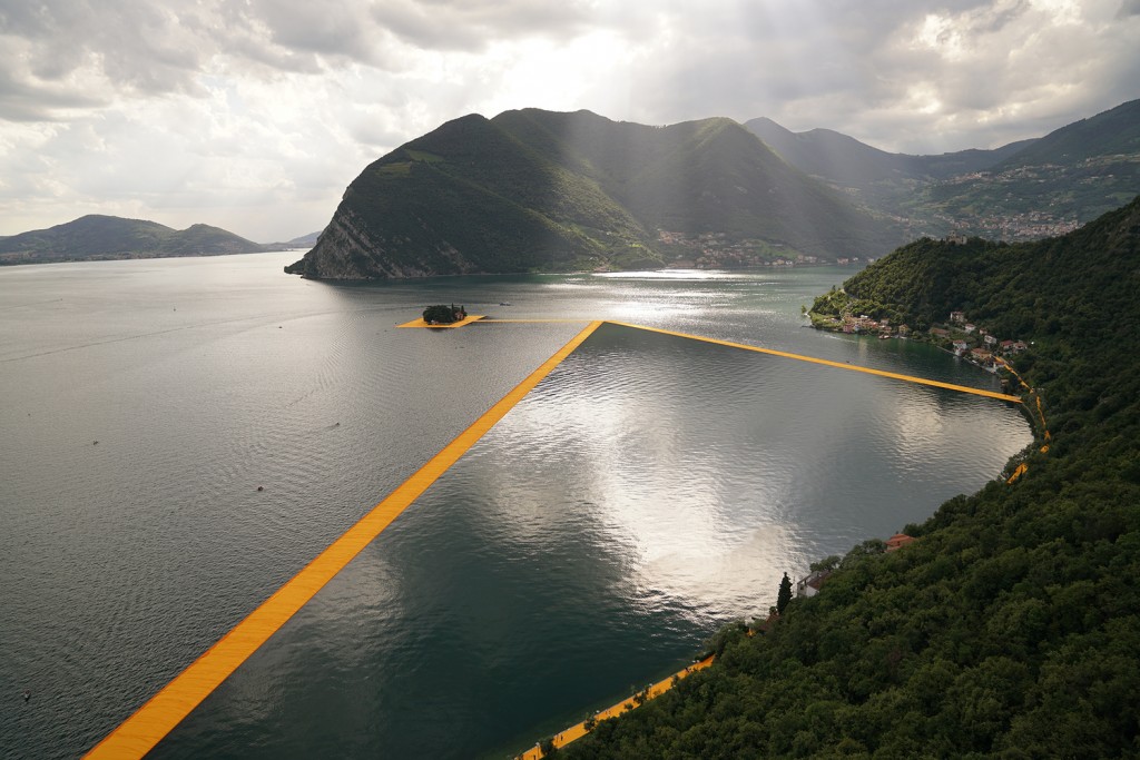 THE FLOATING PIERS, LAKE ISEO, ITALY. Photo Wolfgang Volz 31