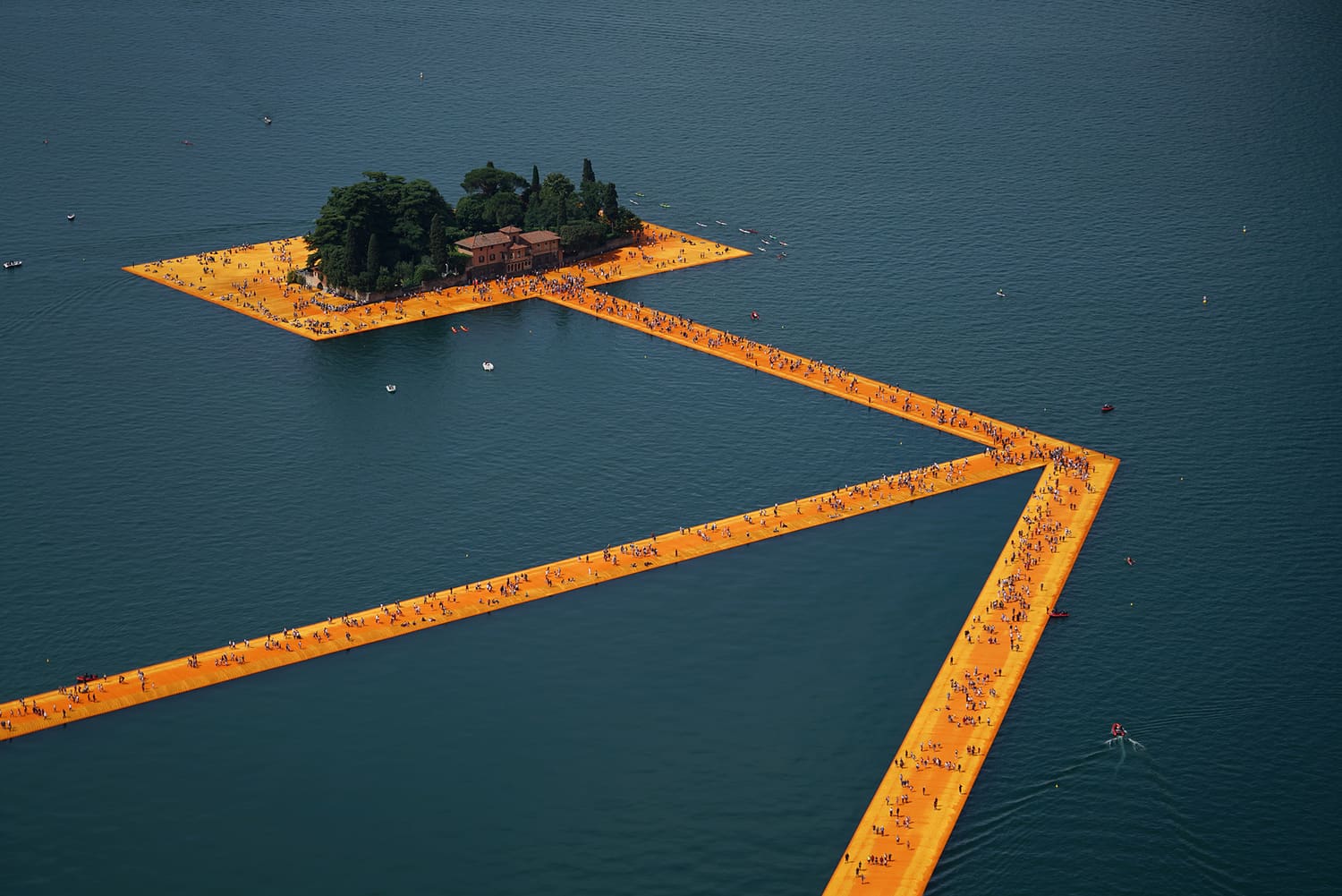 People visiting The Floating Piers, Lake Iseo, Italy. Photo Wolfgang Volz 2