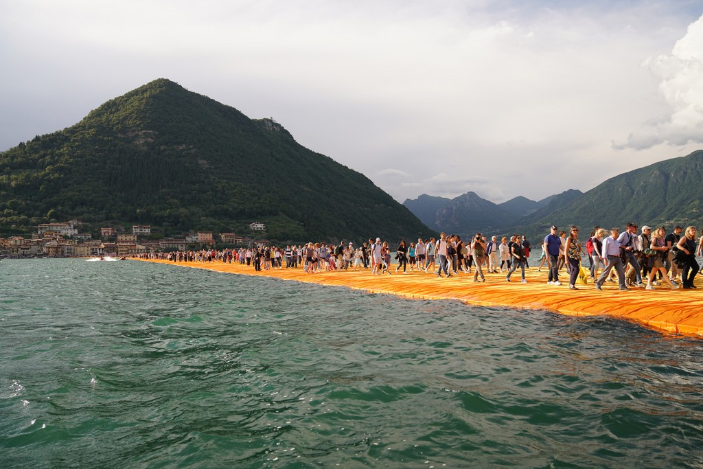People visiting The Floating Piers, Lake Iseo, Italy. Photo Wolfgang Volz 6