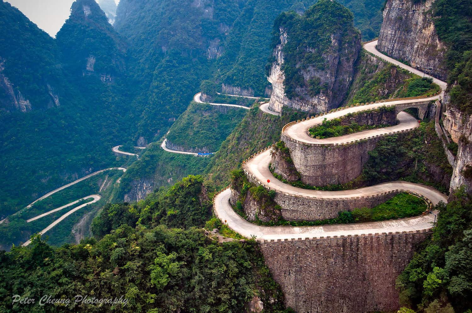 Топ природных достопримечательностей. Гора Тяньмэнь. Тяньмэнь Чжанцзяцзе. Горная дорога Тяньмэнь, Китай. Гора Тяньмэнь фото.